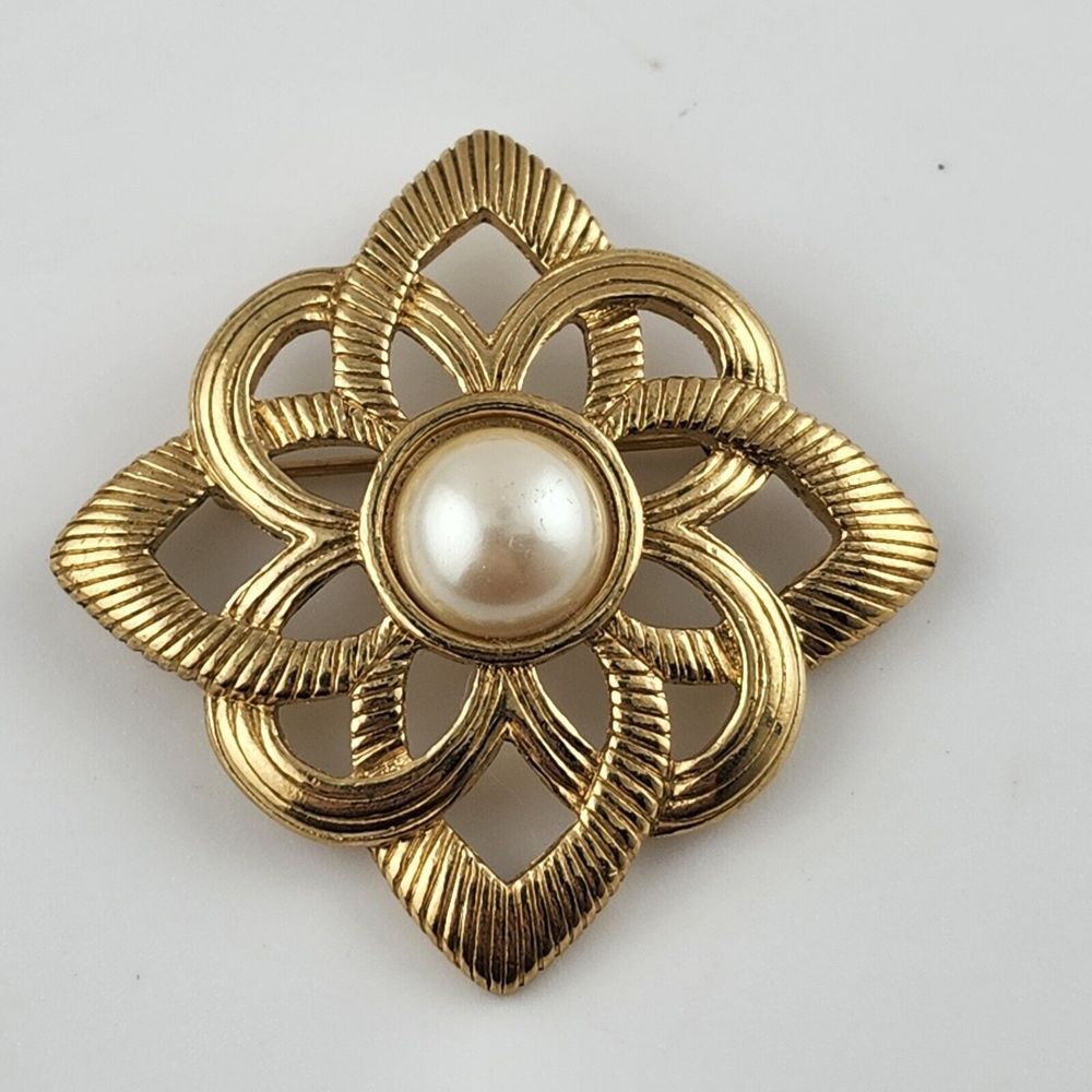 Avon textured shiny gold tone faux‎ cream mabe pearl celtic knot pin brooch